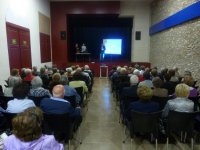 Un centenar d’alumnes de més de 65 anys tornen a les aules de la gent gran