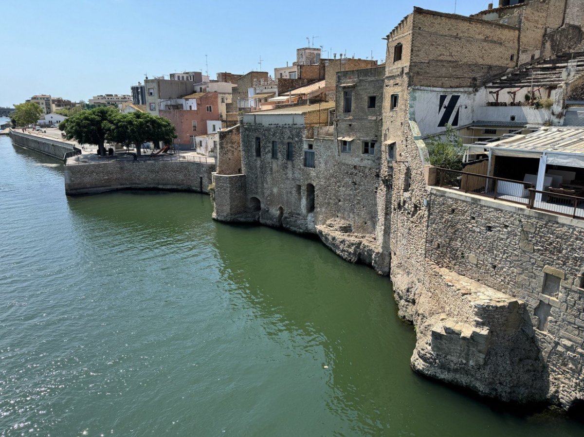 Finalitzen les tasques de neteja de la façana fluvial