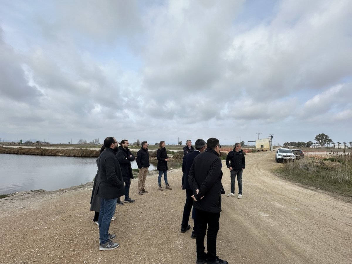 Avancen les obres del camí de guarda que crearà un eix ciclista per connectar diferents punts del Delta