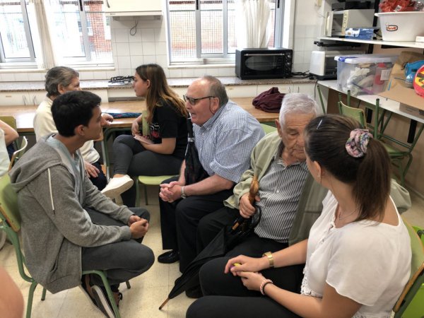 Alumnes de l’Institut Montsià fan acompanyament telefònic a persones majors que viuen soles