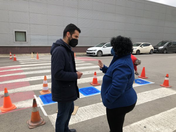 L’Ajuntament pinta pictogrames als passos de vianants per augmentar la seguretat de persones del col·lectiu TEA