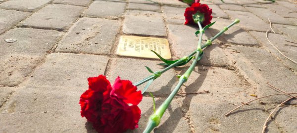 Les llambordes Stolpersteine recorden els deportats republicans ampostins als camps de concentració nazi 