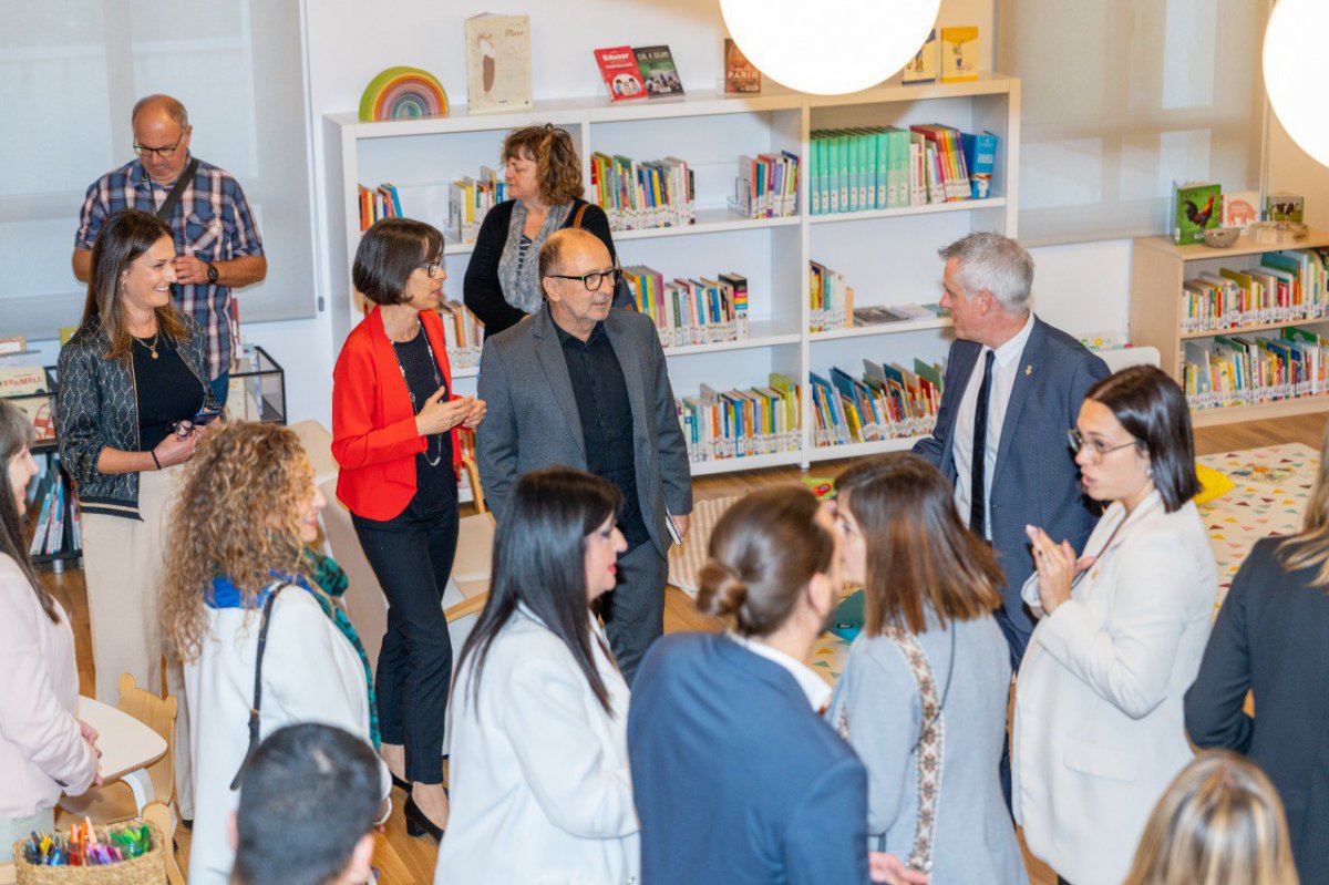 Més de 200 persones participen en la reobertura de la Biblioteca Comarcal Sebastià Juan Arbó