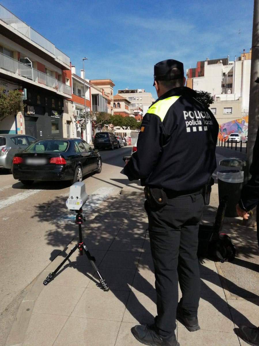 El radar mòbil sanciona 57 vehicles que superaven els 45km/h pel casc urbà