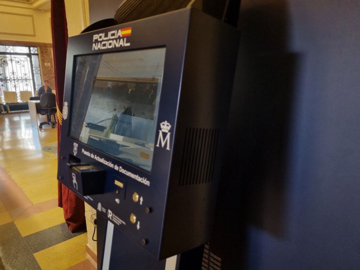 Amposta començarà a expedir i renovar DNI i passaports amb l’oficina mòbil de la Policia Nacional