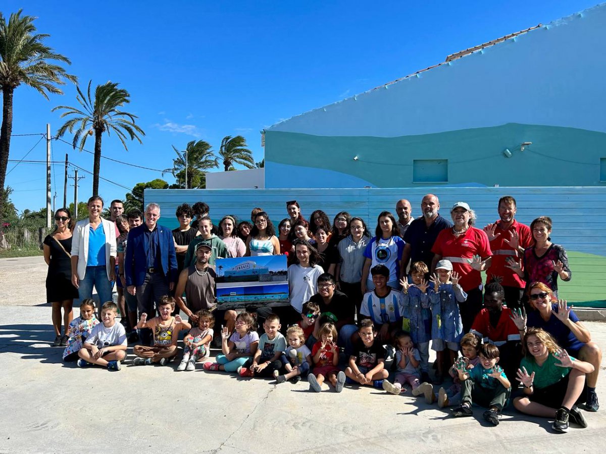 Alumnat d’Esardi i de l’escola del Poble Nou comencen a pintar el mural Lo Cor del Delta a la seu de la Comunitat de Regants del Poble Nou