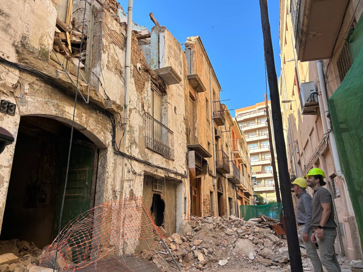 Obres d’enderroc de tres immobles del carrer Sant Antoni