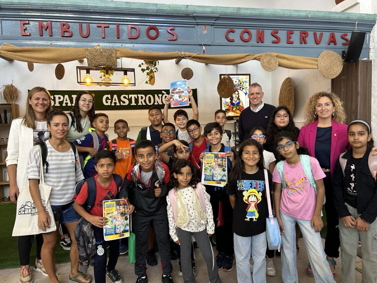 L’Ajuntament impulsa el projecte educatiu "Mengem sa, Mengem de Mercat" per apropar els escolars al Mercat Municipal L’Ajuntament impulsa el projecte educatiu "Mengem sa, Mengem de Mercat" per apropar els escolars al Mercat Municipal