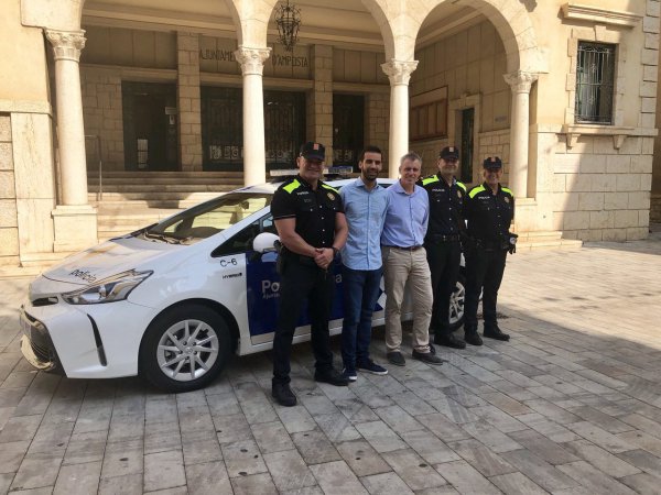 La Policia Local amplia plantilla amb dos agents nous i incrementa el parc mòbil amb el primer vehicle equipat amb el quit de trasllat de detinguts