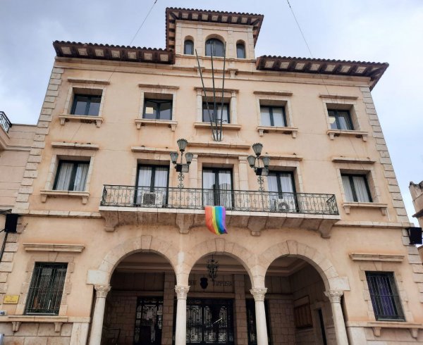 La bandera de l’arc de Sant Martí, al balcó de l’Ajuntament