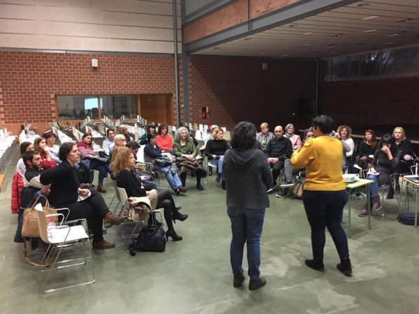 Una quarantena de persones participen a la sessió de devolució dels plans locals de Dones i LGTBI