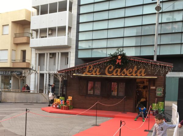 Un parc d´atraccions al Parc dels Xiribecs i la Caseta de Nadal a la plaça del Mercat, estrelles del Nadal a Amposta